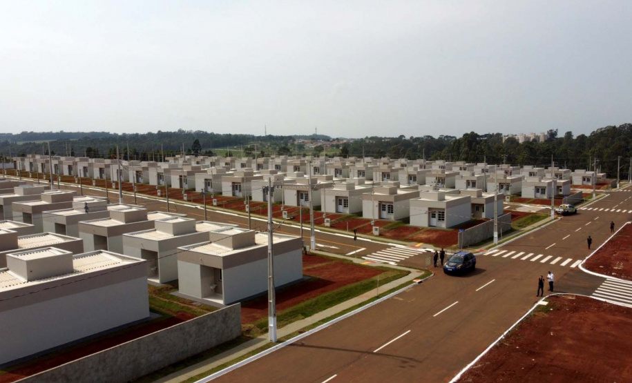 O governador Carlos Massa Ratinho Junior participou, neste sábado (9), da inauguração de um novo bairro planejado em Ponta Grossa, nos Campos Gerais. O Residencial Bem Viver Uvaranas, composto por 408 casas