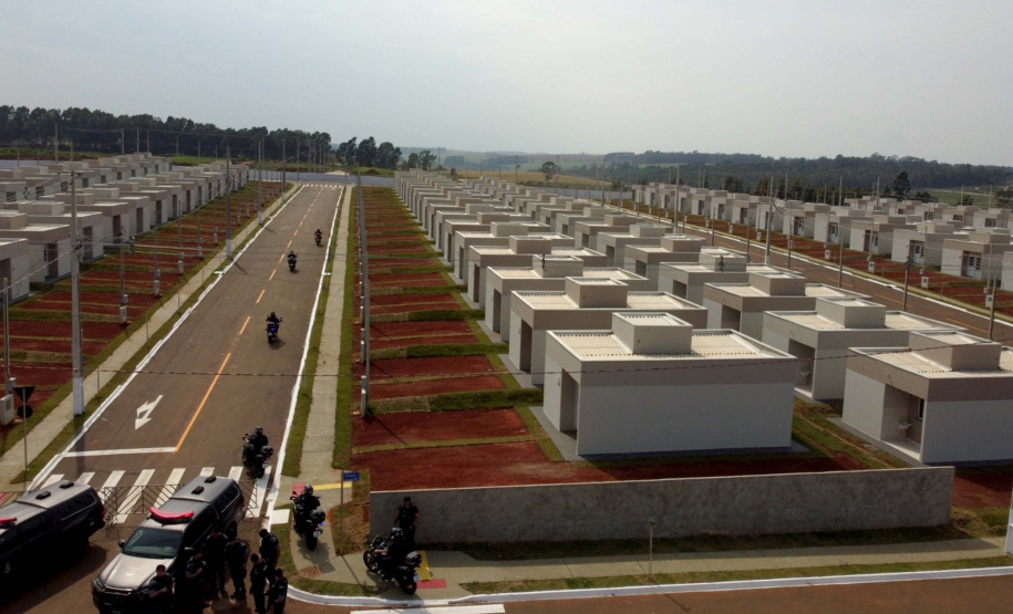 O governador Carlos Massa Ratinho Junior participou, neste sábado (9), da inauguração de um novo bairro planejado em Ponta Grossa, nos Campos Gerais. O Residencial Bem Viver Uvaranas, composto por 408 casas