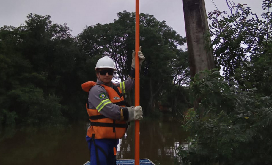 Equipes da Copel chegam de barco a áreas alagadas; vertedouros das usinas continuam abertos