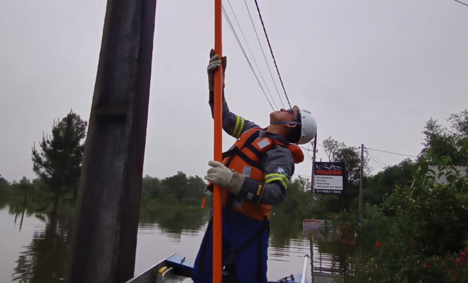 Equipes da Copel chegam de barco a áreas alagadas; vertedouros das usinas continuam abertos