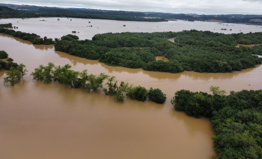 Paraná tem 13 municípios com decretos de situação de emergência homologados; Estado encaminha desabrigados a hotéis