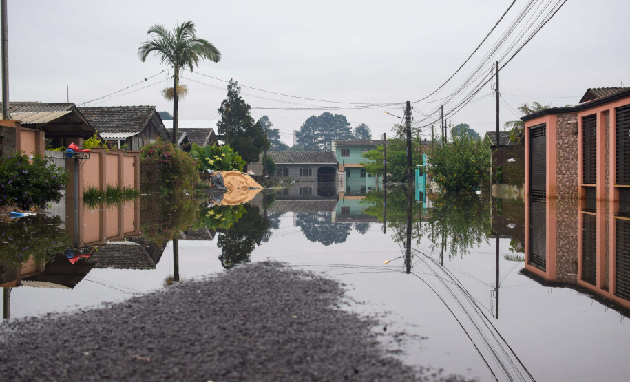 Em União da Vitória, onde o nível do Rio Iguaçu continua acima dos 8 metros, mais 480 cestas básicas enviadas pela Defesa Civil chegaram nesta quarta-feira (18) para serem distribuídas à população.