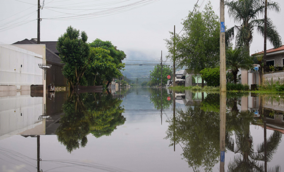 Em União da Vitória, onde o nível do Rio Iguaçu continua acima dos 8 metros, mais 480 cestas básicas enviadas pela Defesa Civil chegaram nesta quarta-feira (18) para serem distribuídas à população.