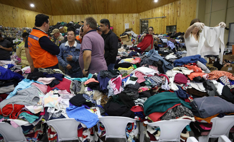O governador Carlos Massa Ratinho Junior visitou na noite desta quarta-feira (18) a cidade de São Mateus do Sul, uma das mais atingidas pelas chuvas dos últimos dias no Paraná.