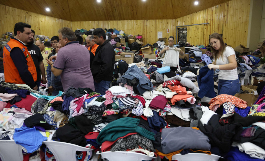 O governador Carlos Massa Ratinho Junior visitou na noite desta quarta-feira (18) a cidade de São Mateus do Sul, uma das mais atingidas pelas chuvas dos últimos dias no Paraná.