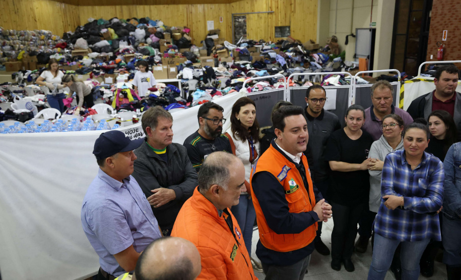 O governador Carlos Massa Ratinho Junior visitou na noite desta quarta-feira (18) a cidade de São Mateus do Sul, uma das mais atingidas pelas chuvas dos últimos dias no Paraná.