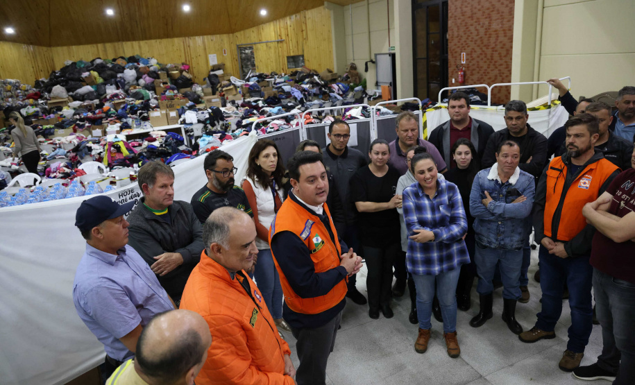 O governador Carlos Massa Ratinho Junior visitou na noite desta quarta-feira (18) a cidade de São Mateus do Sul, uma das mais atingidas pelas chuvas dos últimos dias no Paraná.