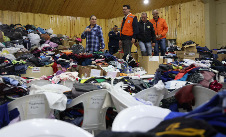 O governador Carlos Massa Ratinho Junior visitou na noite desta quarta-feira (18) a cidade de São Mateus do Sul, uma das mais atingidas pelas chuvas dos últimos dias no Paraná.