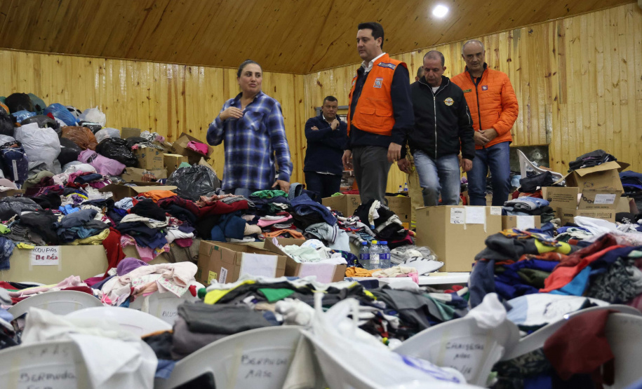 O governador Carlos Massa Ratinho Junior visitou na noite desta quarta-feira (18) a cidade de São Mateus do Sul, uma das mais atingidas pelas chuvas dos últimos dias no Paraná.