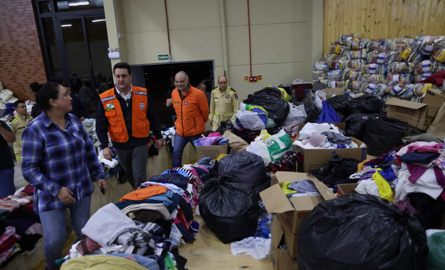 O governador Carlos Massa Ratinho Junior visitou na noite desta quarta-feira (18) a cidade de São Mateus do Sul, uma das mais atingidas pelas chuvas dos últimos dias no Paraná.