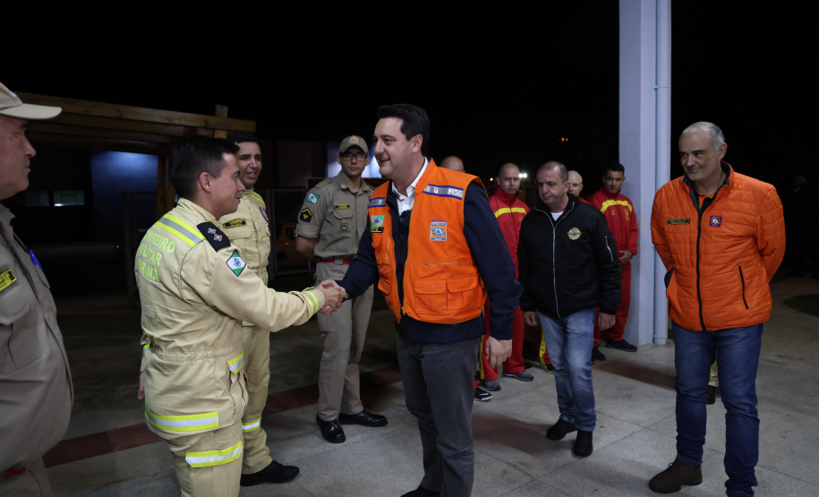 O governador Carlos Massa Ratinho Junior visitou na noite desta quarta-feira (18) a cidade de São Mateus do Sul, uma das mais atingidas pelas chuvas dos últimos dias no Paraná.
