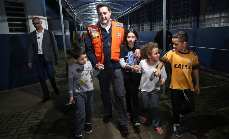 O governador Carlos Massa Ratinho Junior visitou na noite desta quarta-feira (18) a cidade de São Mateus do Sul, uma das mais atingidas pelas chuvas dos últimos dias no Paraná.