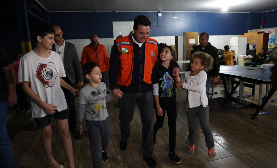 O governador Carlos Massa Ratinho Junior visitou na noite desta quarta-feira (18) a cidade de São Mateus do Sul, uma das mais atingidas pelas chuvas dos últimos dias no Paraná.