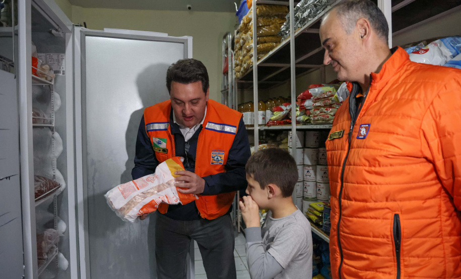 O governador Carlos Massa Ratinho Junior visitou na noite desta quarta-feira (18) a cidade de São Mateus do Sul, uma das mais atingidas pelas chuvas dos últimos dias no Paraná.