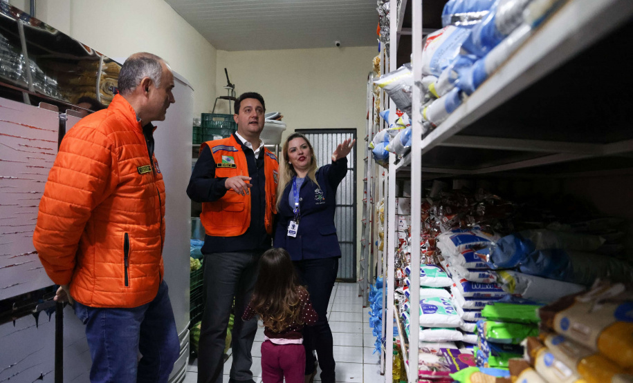 O governador Carlos Massa Ratinho Junior visitou na noite desta quarta-feira (18) a cidade de São Mateus do Sul, uma das mais atingidas pelas chuvas dos últimos dias no Paraná.