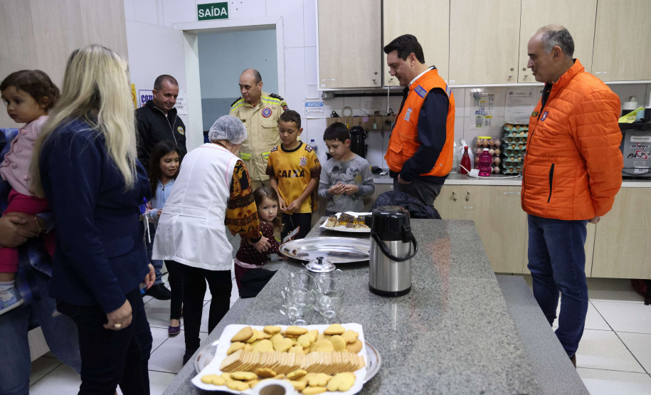 O governador Carlos Massa Ratinho Junior visitou na noite desta quarta-feira (18) a cidade de São Mateus do Sul, uma das mais atingidas pelas chuvas dos últimos dias no Paraná.