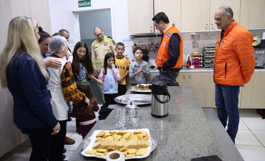 O governador Carlos Massa Ratinho Junior visitou na noite desta quarta-feira (18) a cidade de São Mateus do Sul, uma das mais atingidas pelas chuvas dos últimos dias no Paraná.
