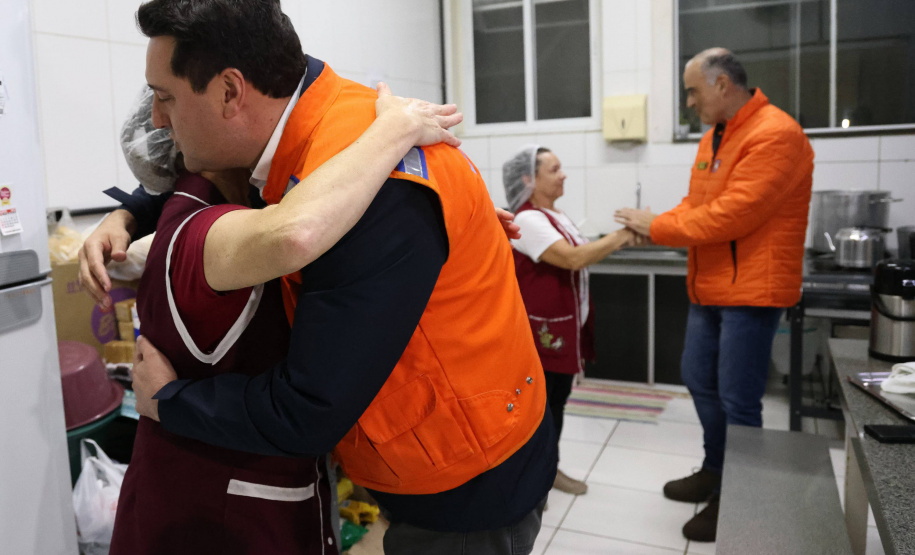 O governador Carlos Massa Ratinho Junior visitou na noite desta quarta-feira (18) a cidade de São Mateus do Sul, uma das mais atingidas pelas chuvas dos últimos dias no Paraná.