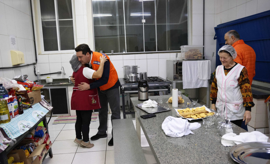 O governador Carlos Massa Ratinho Junior visitou na noite desta quarta-feira (18) a cidade de São Mateus do Sul, uma das mais atingidas pelas chuvas dos últimos dias no Paraná.