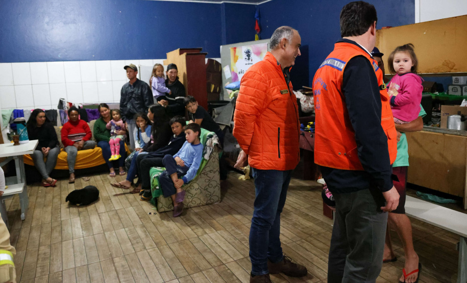 O governador Carlos Massa Ratinho Junior visitou na noite desta quarta-feira (18) a cidade de São Mateus do Sul, uma das mais atingidas pelas chuvas dos últimos dias no Paraná.