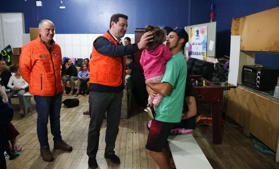 O governador Carlos Massa Ratinho Junior visitou na noite desta quarta-feira (18) a cidade de São Mateus do Sul, uma das mais atingidas pelas chuvas dos últimos dias no Paraná.