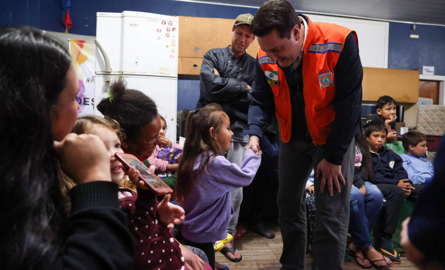 O governador Carlos Massa Ratinho Junior visitou na noite desta quarta-feira (18) a cidade de São Mateus do Sul, uma das mais atingidas pelas chuvas dos últimos dias no Paraná.