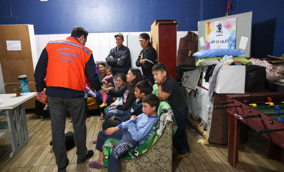 O governador Carlos Massa Ratinho Junior visitou na noite desta quarta-feira (18) a cidade de São Mateus do Sul, uma das mais atingidas pelas chuvas dos últimos dias no Paraná.