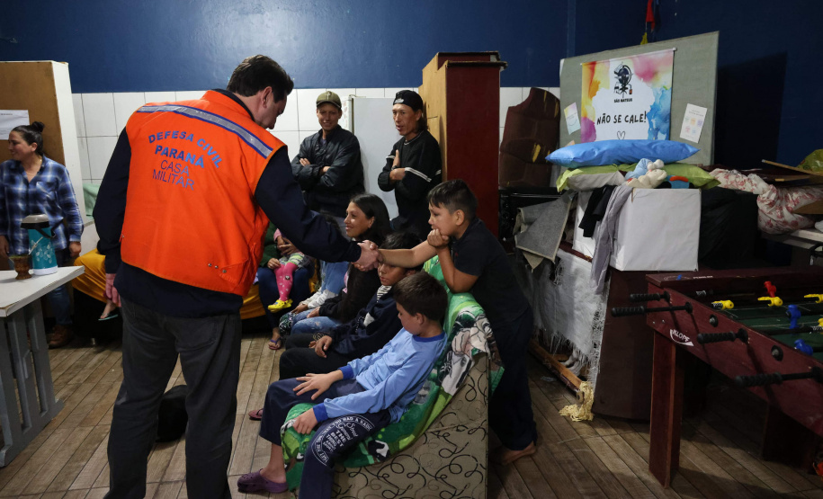 O governador Carlos Massa Ratinho Junior visitou na noite desta quarta-feira (18) a cidade de São Mateus do Sul, uma das mais atingidas pelas chuvas dos últimos dias no Paraná.