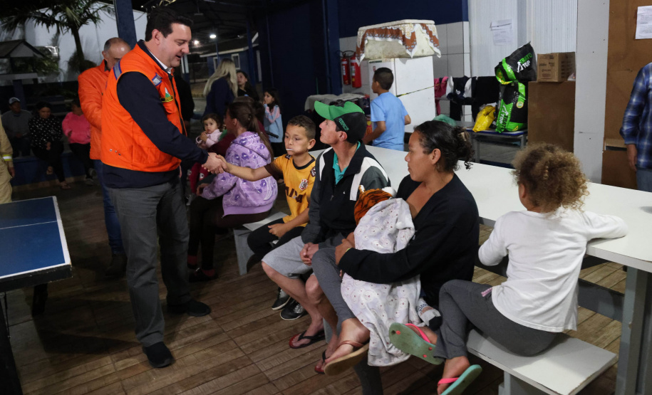 O governador Carlos Massa Ratinho Junior visitou na noite desta quarta-feira (18) a cidade de São Mateus do Sul, uma das mais atingidas pelas chuvas dos últimos dias no Paraná.