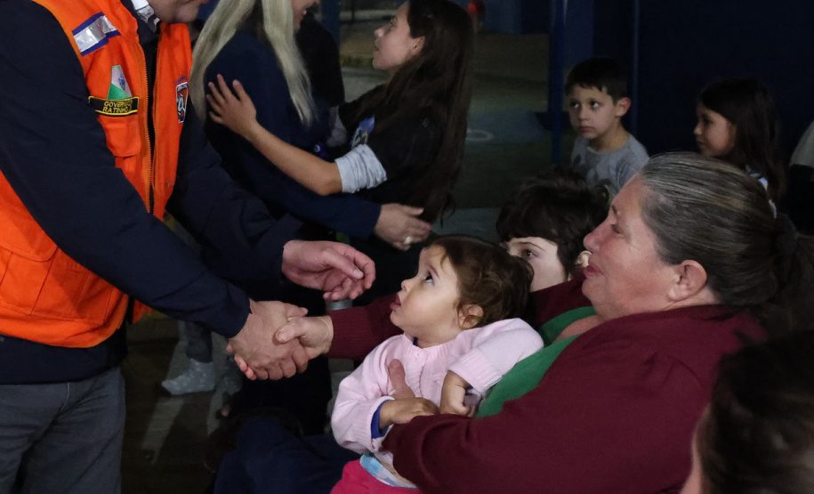 O governador Carlos Massa Ratinho Junior visitou na noite desta quarta-feira (18) a cidade de São Mateus do Sul, uma das mais atingidas pelas chuvas dos últimos dias no Paraná.