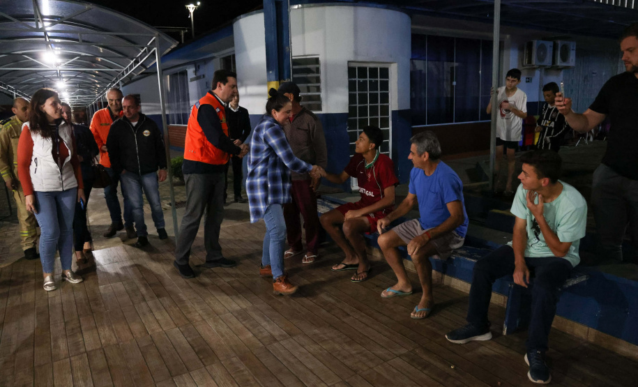 O governador Carlos Massa Ratinho Junior visitou na noite desta quarta-feira (18) a cidade de São Mateus do Sul, uma das mais atingidas pelas chuvas dos últimos dias no Paraná.
