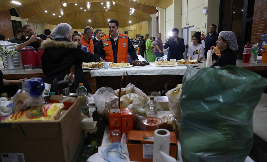 O governador Carlos Massa Ratinho Junior visitou na noite desta quarta-feira (18) a cidade de São Mateus do Sul, uma das mais atingidas pelas chuvas dos últimos dias no Paraná.