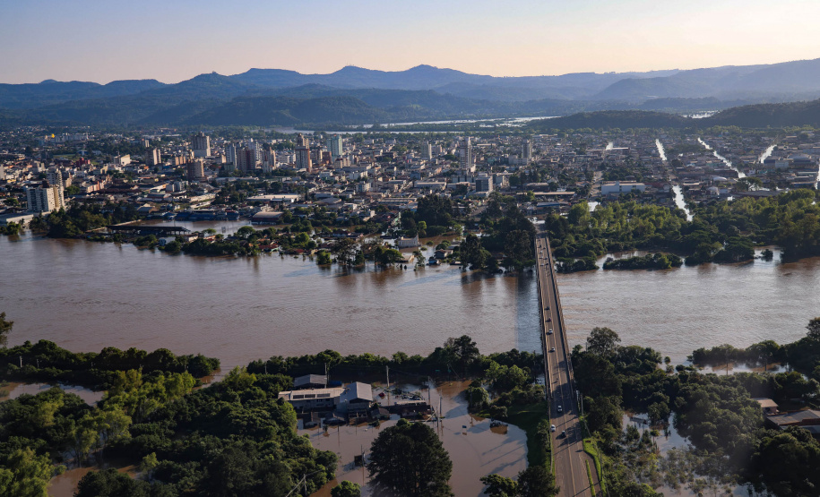 Em União da Vitória, governador Ratinho Junior anuncia pacote para auxílio às vítimas de enchentes