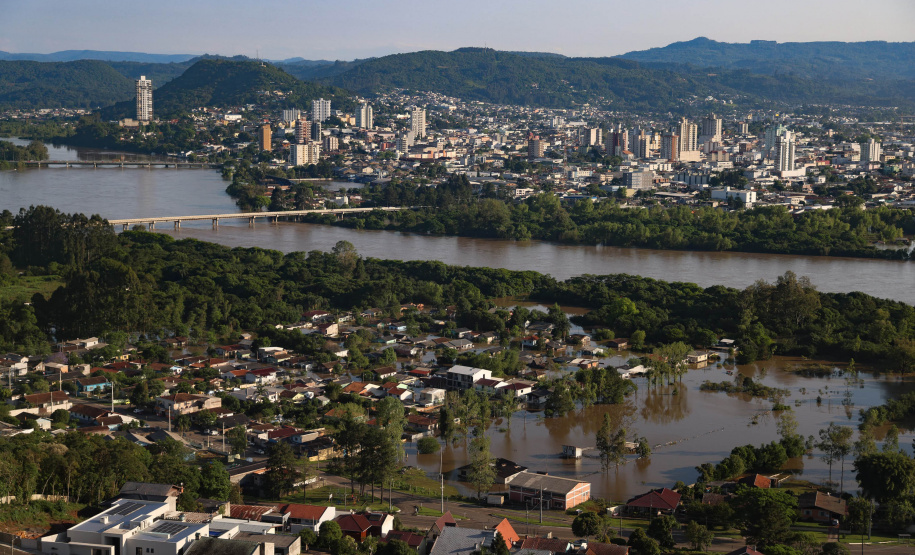 Em União da Vitória, governador Ratinho Junior anuncia pacote para auxílio às vítimas de enchentes