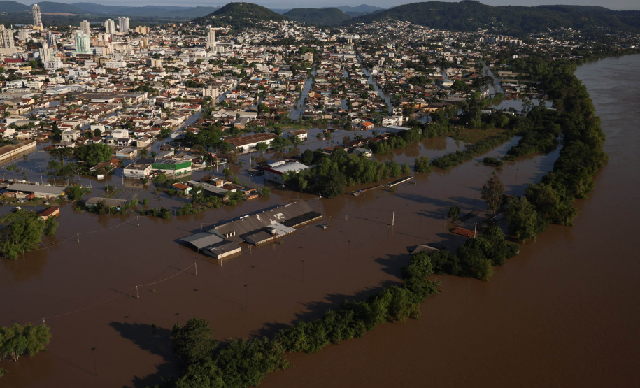 Em União da Vitória, governador Ratinho Junior anuncia pacote para auxílio às vítimas de enchentes
