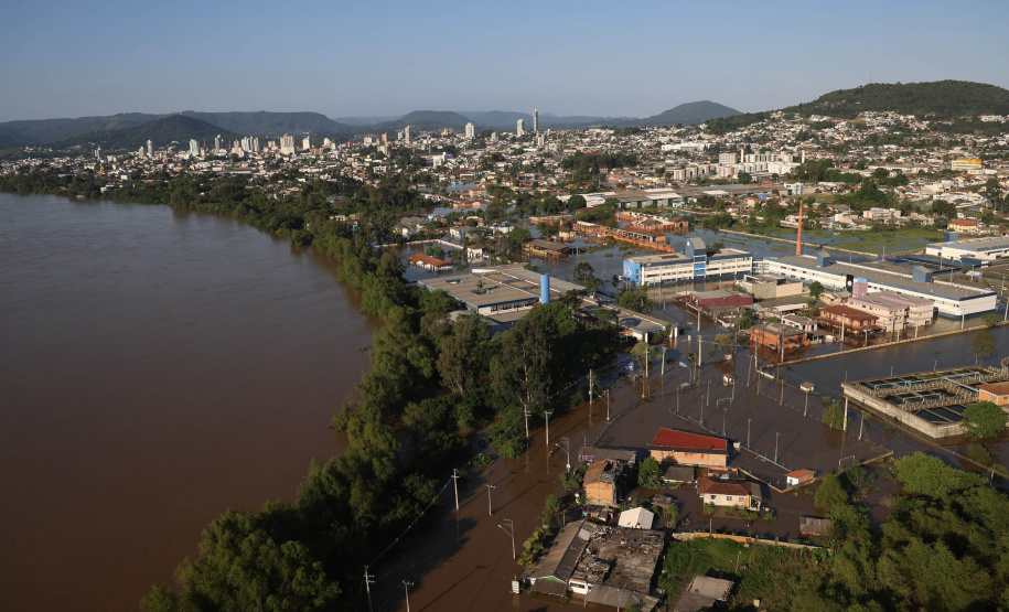 Em União da Vitória, governador Ratinho Junior anuncia pacote para auxílio às vítimas de enchentes