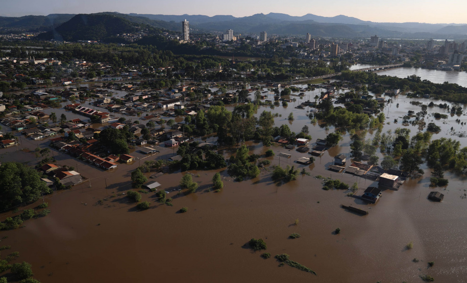 Em União da Vitória, governador Ratinho Junior anuncia pacote para auxílio às vítimas de enchentes