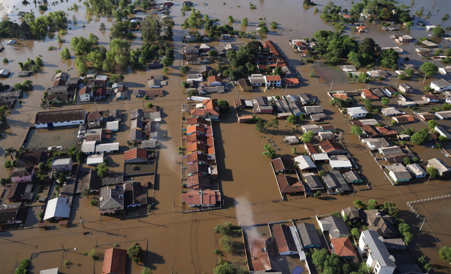 Em União da Vitória, governador Ratinho Junior anuncia pacote para auxílio às vítimas de enchentes