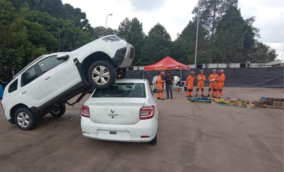 CBMPR apresenta técnicas de salvamento veicular a bombeiros do Maranhão