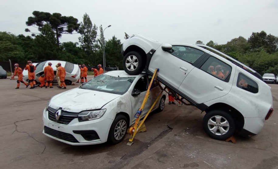 CBMPR apresenta técnicas de salvamento veicular a bombeiros do Maranhão