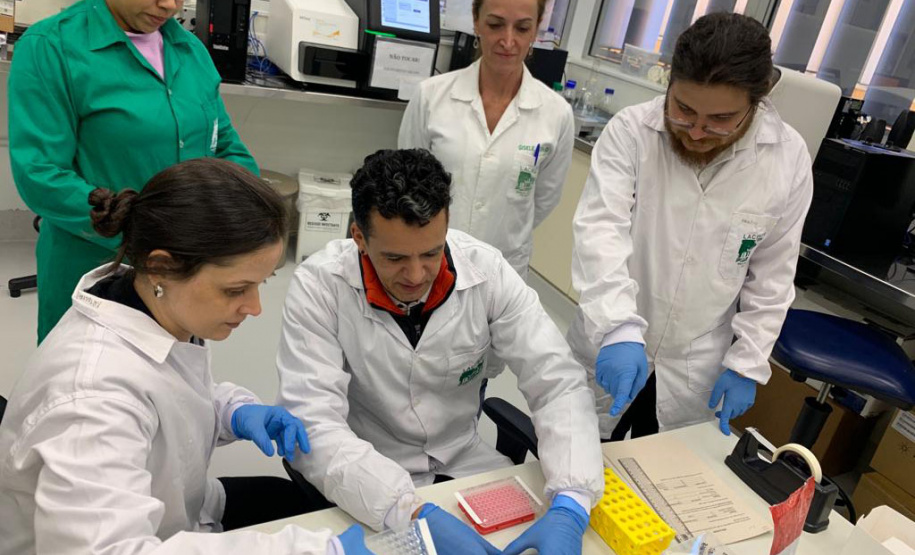 Lacen do Paraná participa de projeto inovador de monitoramento genômico em navio