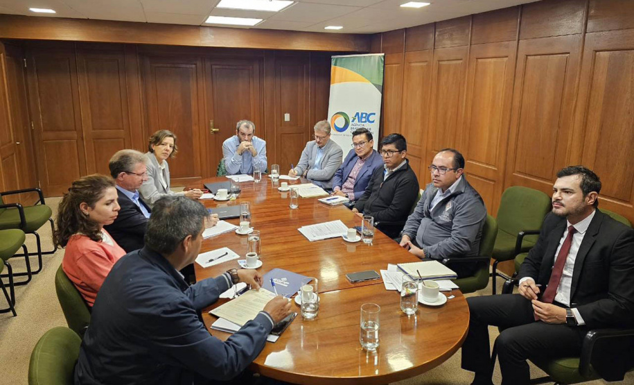 Sanepar é referência para saneamento na Bolívia