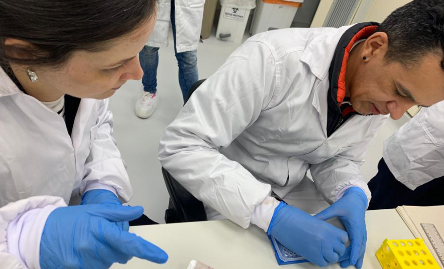 Lacen do Paraná participa de projeto inovador de monitoramento genômico em navio