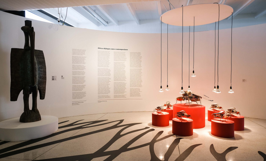 Dentro da temática da cultura popular brasileira e musicalidade afrodiaspórica, os inscritos entrarão em contato com os ritmos de raiz africana, com inspiração nos instrumentos presentes na mostra “África: Diálogos com o Contemporâneo” (Sala 4).