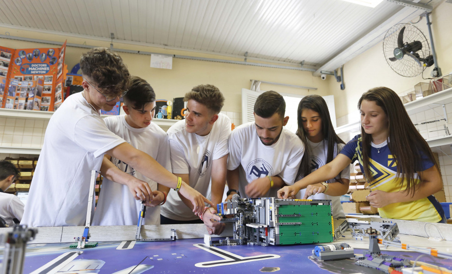 Após três anos, programa de robótica da rede estadual alcança 1,6 mil escolas