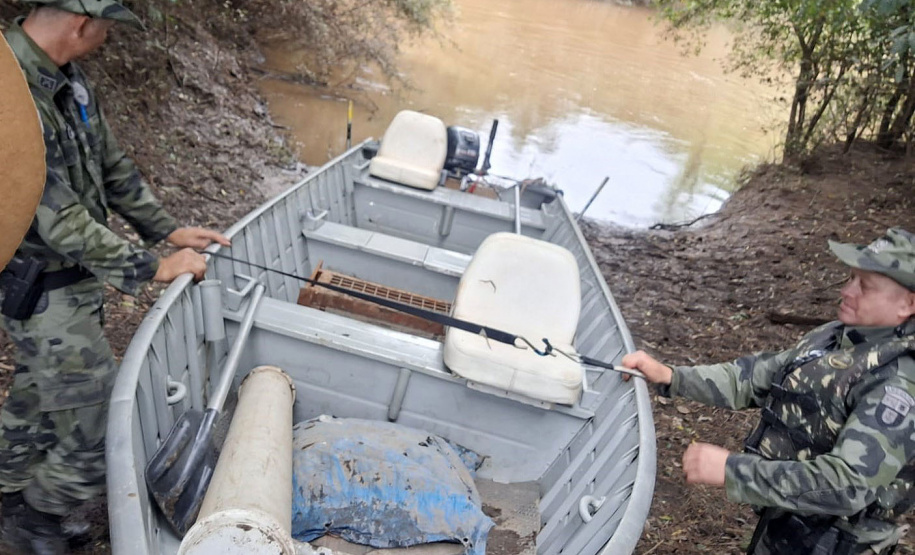 Fiscais do IAT encontraram três ranchos que serviam de alojamento para caçadores às margens do Rio Tibagi, em Ponta Grossa.