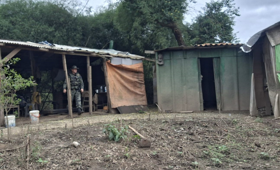 Fiscais do IAT encontraram três ranchos que serviam de alojamento para caçadores às margens do Rio Tibagi, em Ponta Grossa.