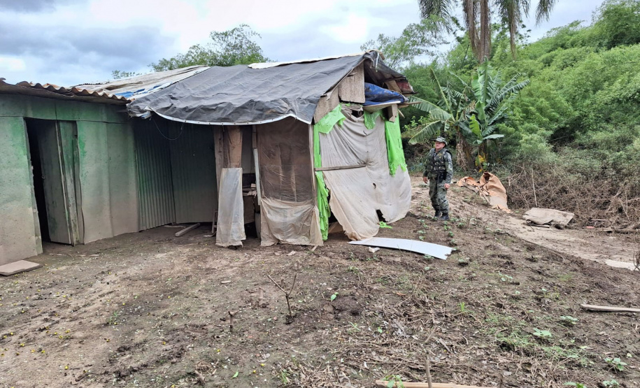 Fiscais do IAT encontraram três ranchos que serviam de alojamento para caçadores às margens do Rio Tibagi, em Ponta Grossa.