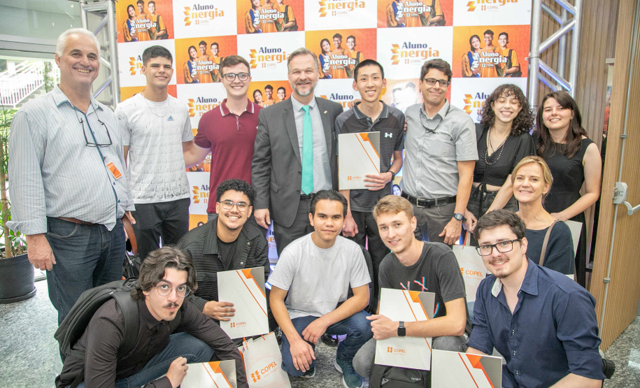 Copel divulga relação de estudantes que vão ganhar bolsa e mentoria por 5 anos