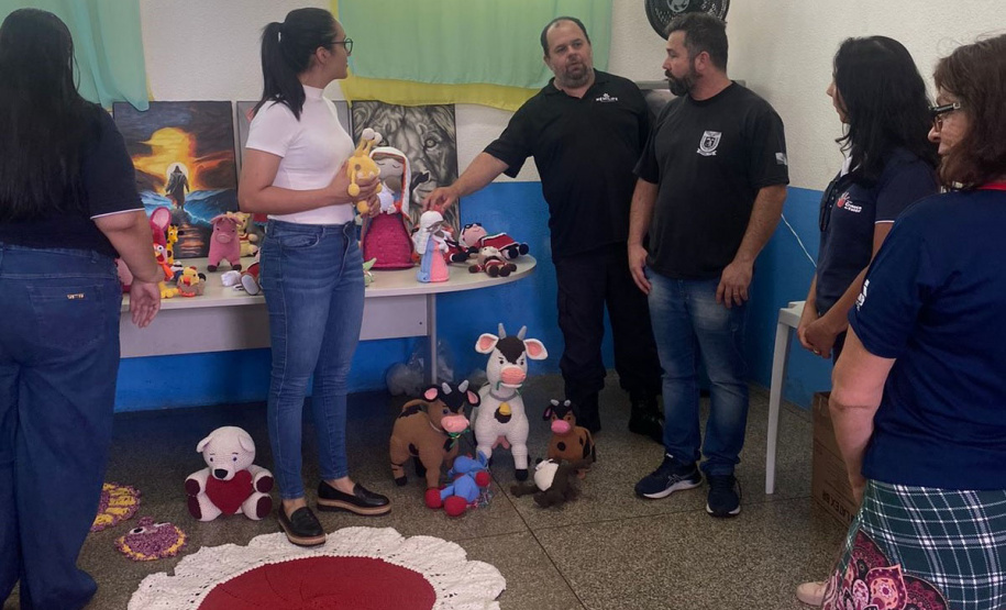 Em Foz do Iguaçu, Polícia Penal realiza entrega de Amigurumis para ONG e Delegacia da Mulher